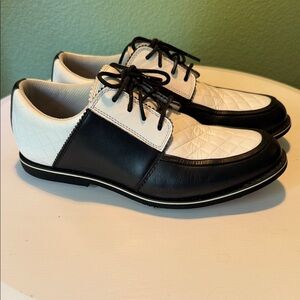 G/fore woman’s quilted Gallivanter golf shoe